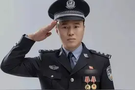 保安和警察“撞衫”了? 弋阳公安严肃处理非法穿着使用警服行为！图片