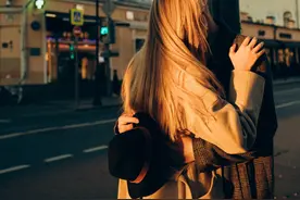 离婚后谈了个大10岁男友，一年只见了五次面，可以嫁吗？图片