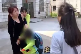 4婚母亲漂泊在外，却突然回到婆家想抢孩子，大姑子当街打她耳光图片