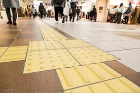 从《不良少年与白手杖女孩》开始，你注意过脚下的盲道吗？图片