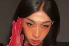 伊能静儿子过情人节，穿女装气质优雅高挑瘦削，皮肤雪白有魅力图片