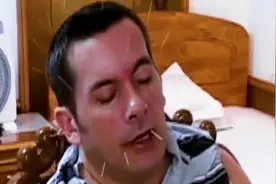 美国运动员中风瘫痪十年，来到中国求医后，半年时间就站了起来图片