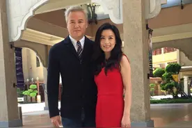 52岁张庭现身新加坡，无滤镜素颜曝光，秃头憔悴苍老像变了一个人图片