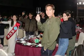 TVB年会堪比农村酒席，用便宜酒送16元礼品，老总承诺加薪遭嘲讽图片