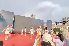 舞台背景屏倒塌9名幼儿被砸，三大疑点引发关注图片