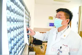 第医线｜从幼鸟喂到成鸟 宠物主有点担心：手养鹦鹉会感染“鹦鹉热”吗？图片