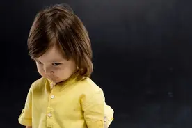 认生的孩子跟不认生的孩子，哪个好？答案跟你想象的不同图片