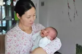 45岁妈妈坚持生二胎，等孩子出生后却后悔了，女儿：我不养他图片