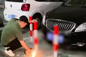 男子车位被占后焊铁柱围车，当事人：打了6次电话，还报警了，对方就是不来挪车，说都可以停图片