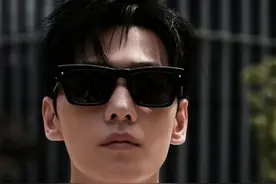 杨洋再接前两年涉及辱华高奢大牌华伦天奴，无视风波，内心强大。图片