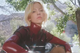 25岁悉尼妹拍写真好大胆！超A短发气场全开，身材妩媚移不开眼图片