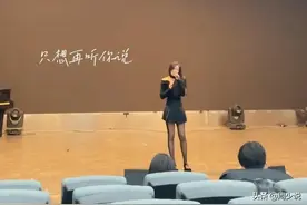 南京艺术学院，一女大学生竟穿黑丝参加期末考试，网友们纷纷调侃图片