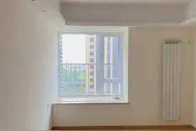 刷完乳胶漆第二天就开裂，工人却说我“活该”，自己破坏的不给修图片