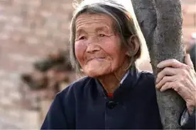 86岁台湾老兵大陆寻母，15岁瞒着母亲去参军，106岁母亲苦等71年图片