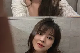 关掉所有美颜特效之后，沫子大方晒素颜照，拍摄地点信息量太大图片