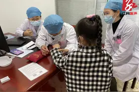 小女孩全身密密麻麻的红点，她妈妈急死了，李小莎教授：和螨虫有关图片