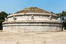 为何古人会有“雨淋棺穷三代，雨打墓辈辈富”一说？图片