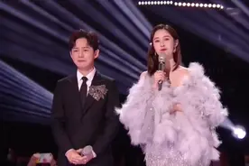 医院护士曝何炅父亲去世，何炅台上哭到嘴唇颤抖，台下状态不佳图片