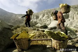 在火山口工作的搬运工图片