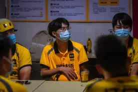 大学生创业失败欠40万债务，靠送外卖还清，网友质疑：差点就信了图片