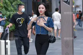 复古的牛仔短袖衬衫搭配黑色休闲喇叭裤甜美有个性，女人味十足图片