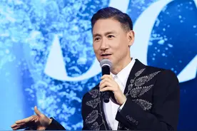 62岁张学友突然在台上眩晕滑倒，坚持爬起继续唱歌，不适原因曝光图片