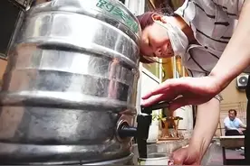 在夏天，热了就来两杯扎啤解暑，还热就再来两杯图片