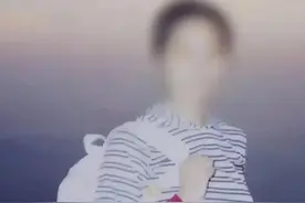 女大学生被男友抛弃，和街边50岁异装癖流浪汉生下一女， 母亲崩溃图片