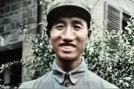 西路军失败，徐向前乘国民党战斗机飞回延安，临降落时，愁得不轻图片