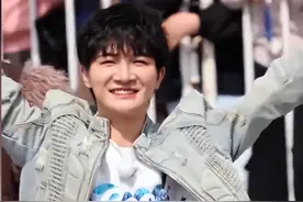 央妈素材库！曾经被以貌取人的周深，用实力彻底打了那英的脸图片