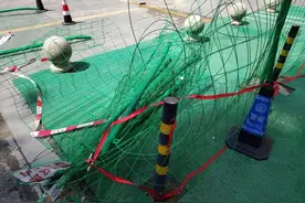 云岩区这个小区装修围栏挡了居民路？部门：不能乱围！图片