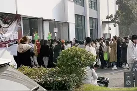 雪梨林珊珊逃税被罚后仍捞金，转型开线下人满为患，警察站店门口图片