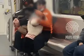 大妈在地铁抽烟，还给孩子点烟？网友怒了，工作人员回应图片