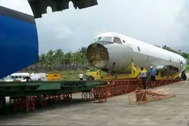 01年南海撞机，美国仅赔34567.89美元，最终：飞机拆解，我方观摩图片