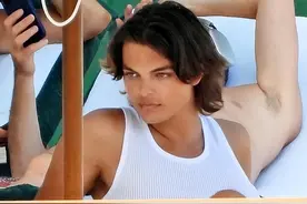 20岁英国最美男模度假，眼神邪魅腿毛浓密，妈妈没在被女孩们包围图片