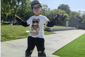 李小萌社媒晒两个儿子的正脸萌照，老大像王雷，网友喊话快生三胎图片