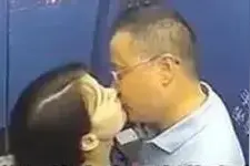 突发：南京高校副书记和女子搂抱亲吻，在酒店房间5个小时被举报图片