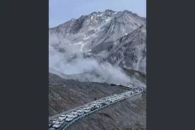 独库公路成“堵哭公路”，100公里堵8小时，“逆行超车”仅一方面图片