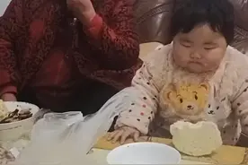 笑哭！山东20个月宝宝长得和婆婆“一模一样”：这是生了个婆婆？图片