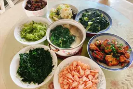 领导来家里吃饭，江苏妻子做一桌饭菜招待，丈夫：这菜我抬不起头图片