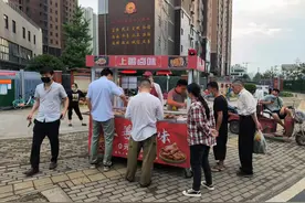 摆地摊怎么做才能吸引人气图片