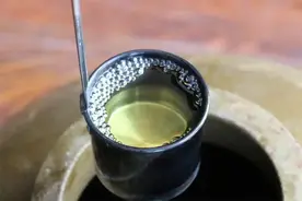 白酒为何会发黄？发黄的酒就一定是老酒？看酿酒师揭秘背后的秘密图片