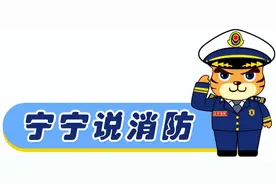 湖南一停车场垮塌 停放车辆滚入河流图片