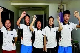 轰动一时的中国首例5胞胎，15年后父亲因劳累过世，母亲直言后悔图片