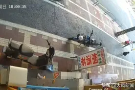 男子疑丢弃小女孩在商店门，小女孩哭着追喊“爸爸”，佛山警方已介入处理图片