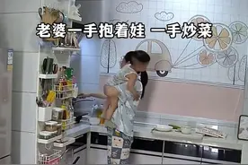 男子下班回家，看着乱糟糟的家刚想发火，眼前的一幕让他没脾气图片