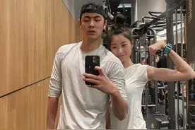 知名男星官宣新恋情！和清纯甜妹约会搂抱，深夜骑电动车同回爱巢图片