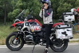 19年，南京44岁单亲妈妈，骑机车去欧洲看望女儿，93天穿越25国图片