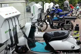 电动车充电器变绿灯后，还要继续充电吗？充多久为好？一次说清楚图片