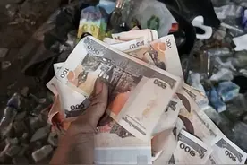 柬埔寨西港垃圾堆发现大批100瑞尔现金，网友：乞丐也不要图片